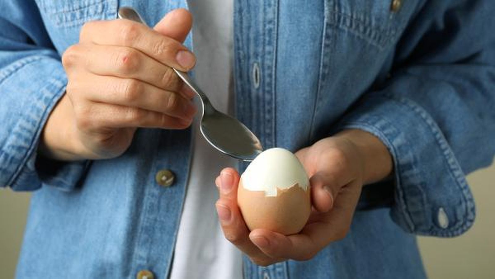 Pelar los huevos duros con cuchara Pelar los huevos duros con cuchara