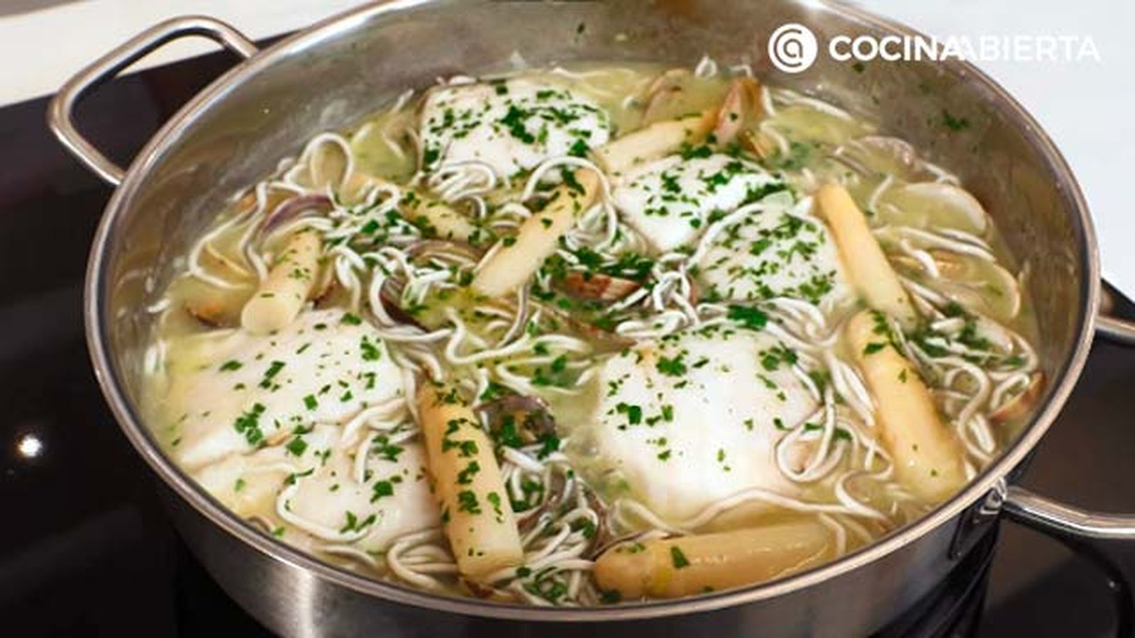 01 receta merluza en salsa verde con gulas y almejas paso 5