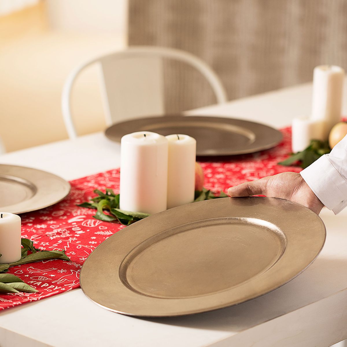 Decorar mesa navideña nórdica en blanco y rojo paso 3