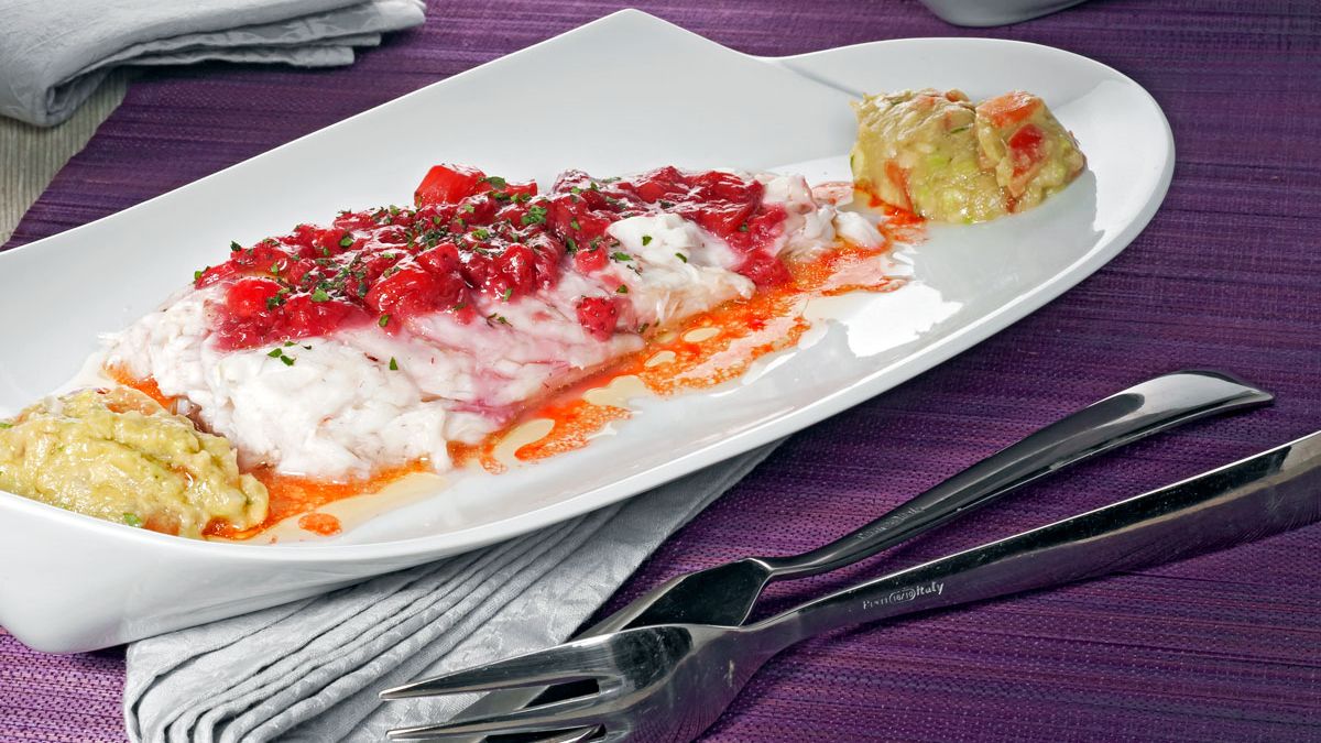 Lubina a la sal con salsa de fresas y guacamole