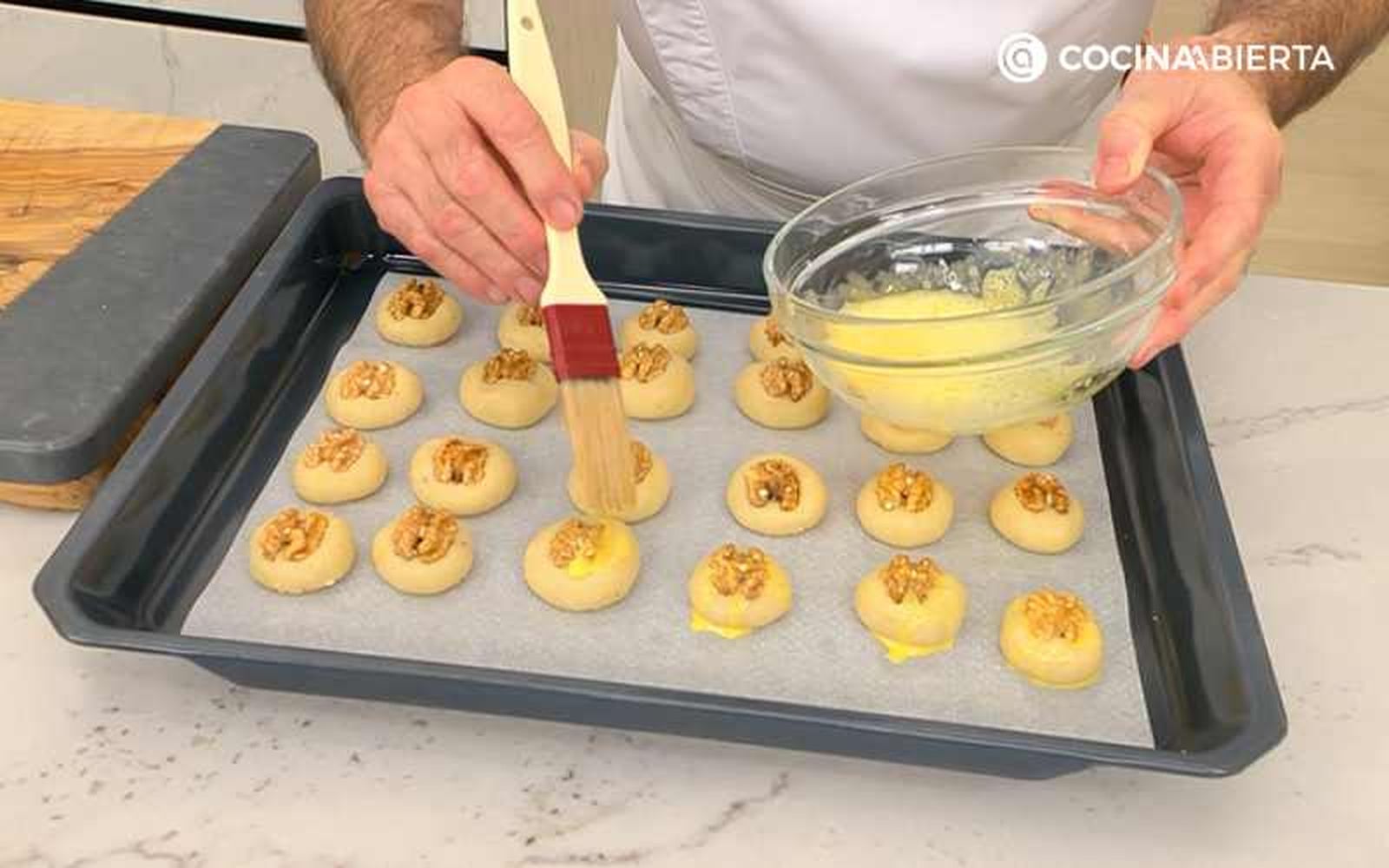 Unta con huevo batido los mazapanes Unta con huevo batido los mazapanes