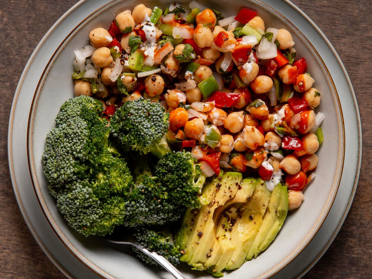 Receta completa y nutritiva que muestra cómo incluir legumbres, verduras y grasas saludables en una dieta equilibrada.