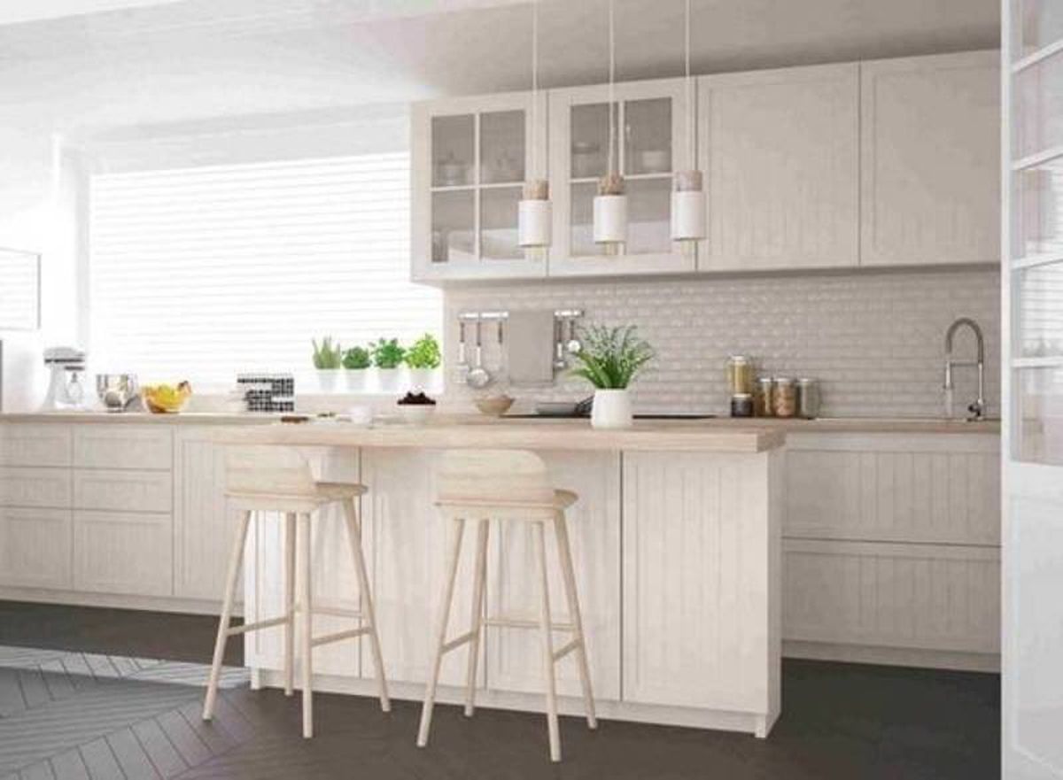 Cocina moderna reformada en madera clara.