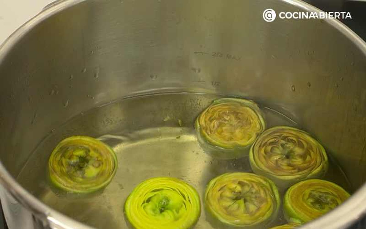 Cuece las alcachofas