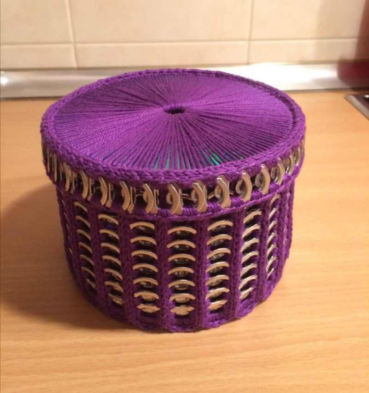 Caja realizada con anillas de latas y lana