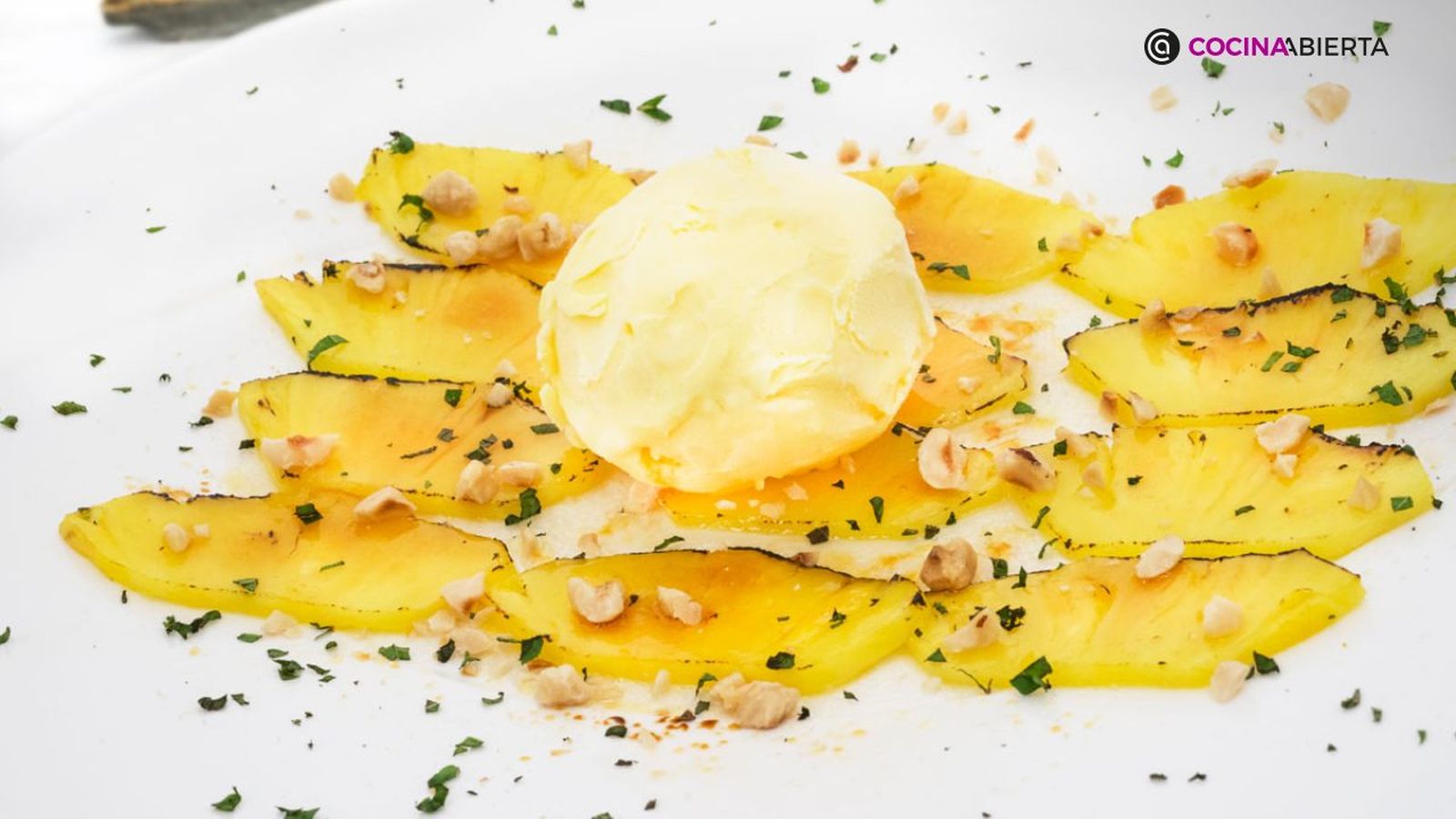 Eva Arguiñano enseña el paso a paso para elaborar un delicioso carpaccio de piña Eva Arguiñano enseña el paso a paso para elaborar un delicioso carpaccio de piña