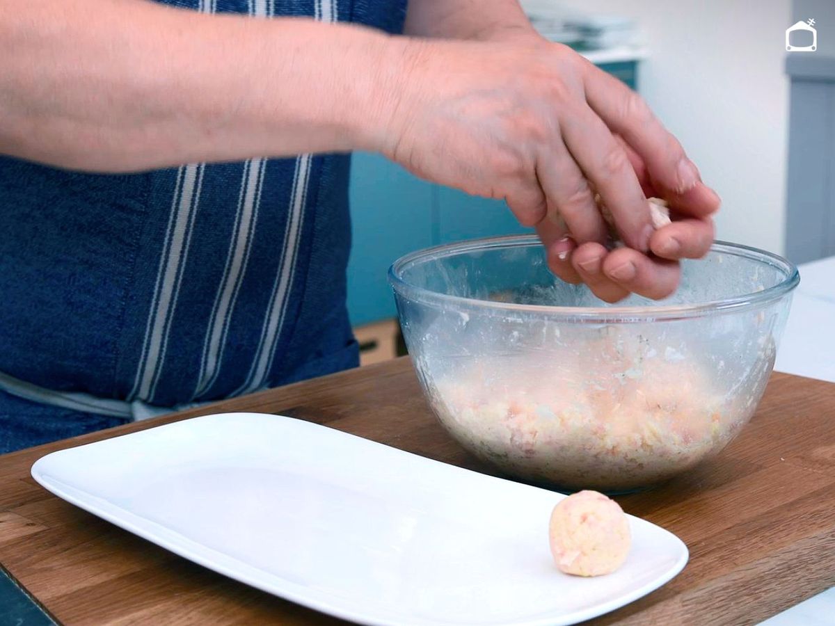 Dar forma a las croquetas de patata