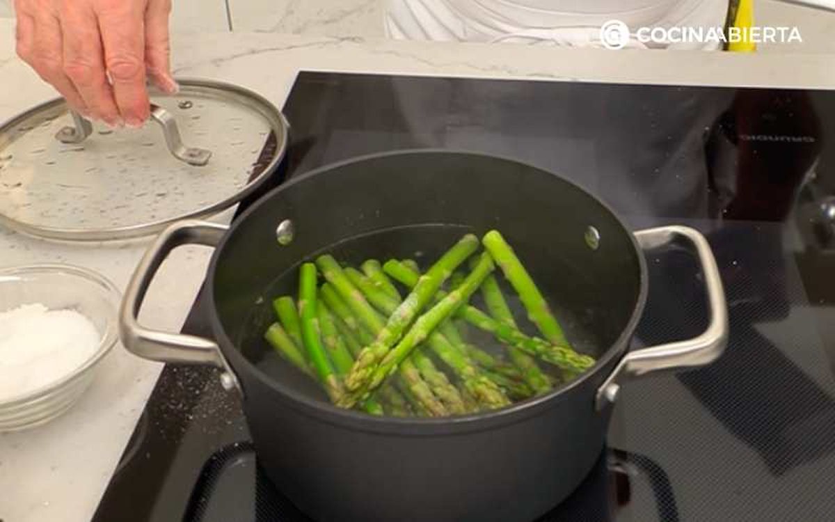 Cuece los espárragos trigueros