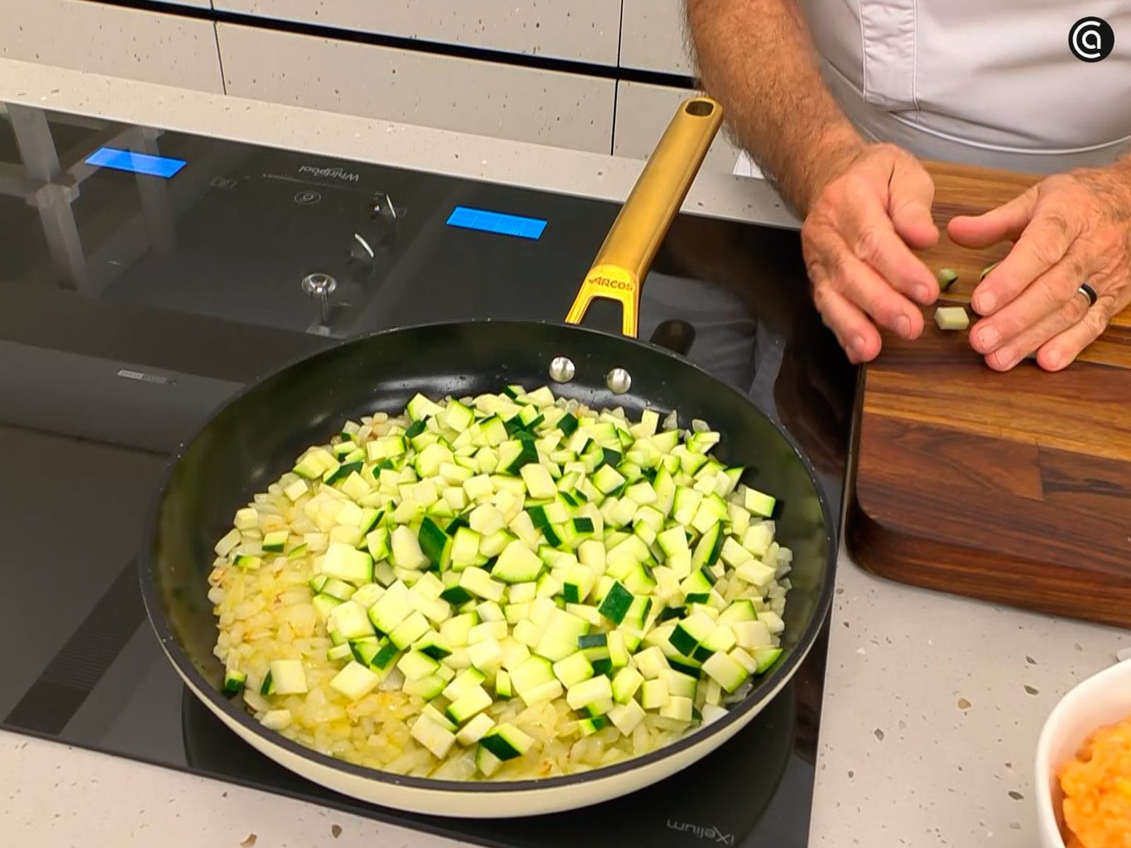 Cocina las hortalizas a fuego medio para que se pochen lentamente Cocina las hortalizas a fuego medio para que se pochen lentamente