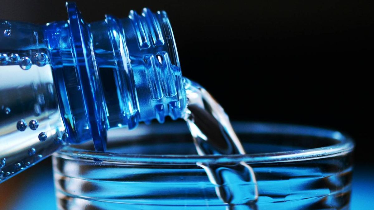 Trucos para limpiar botellas por dentro