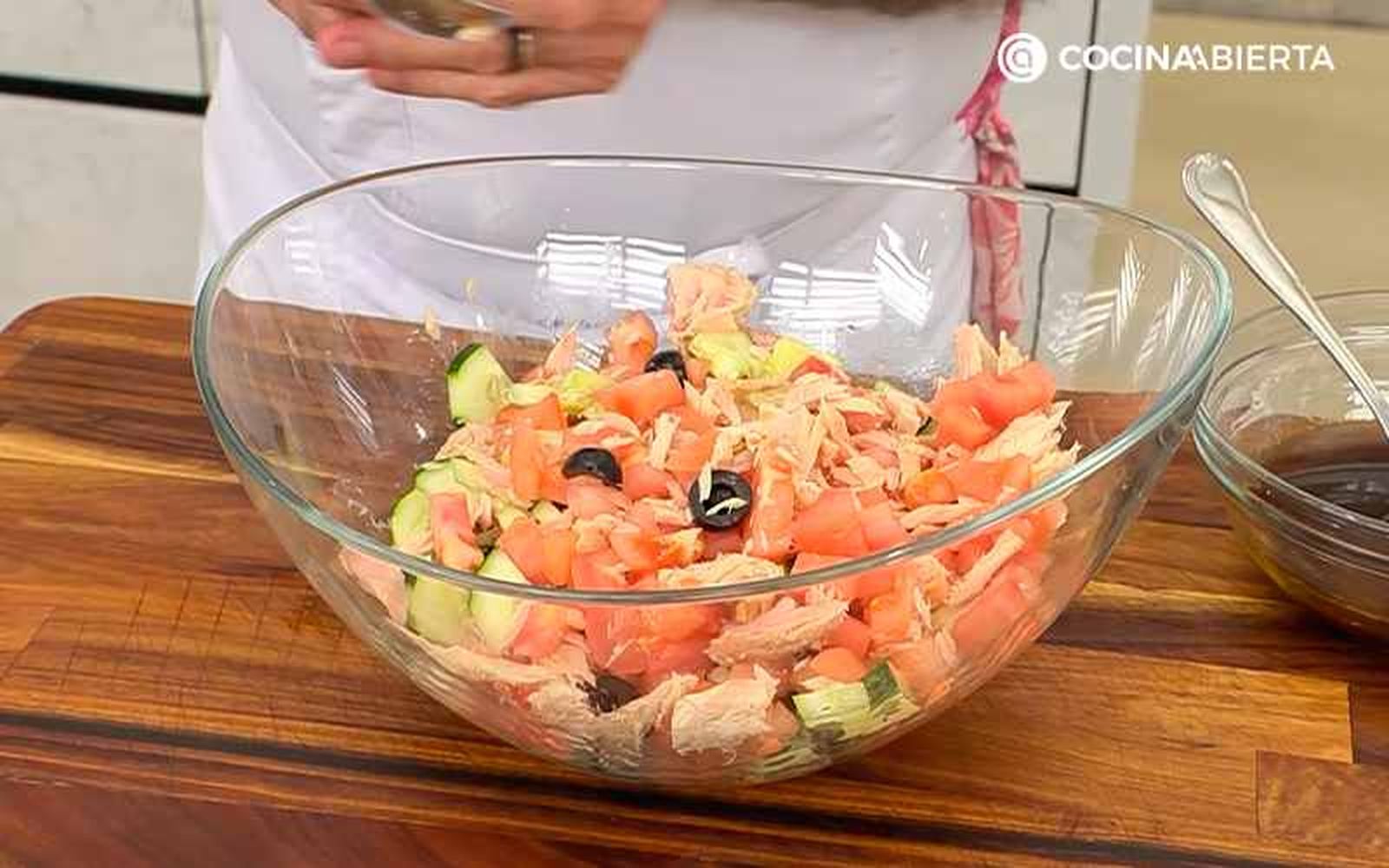 Pon en un bol el pepino, el tomate, el atún y las aceitunas Pon en un bol el pepino, el tomate, el atún y las aceitunas