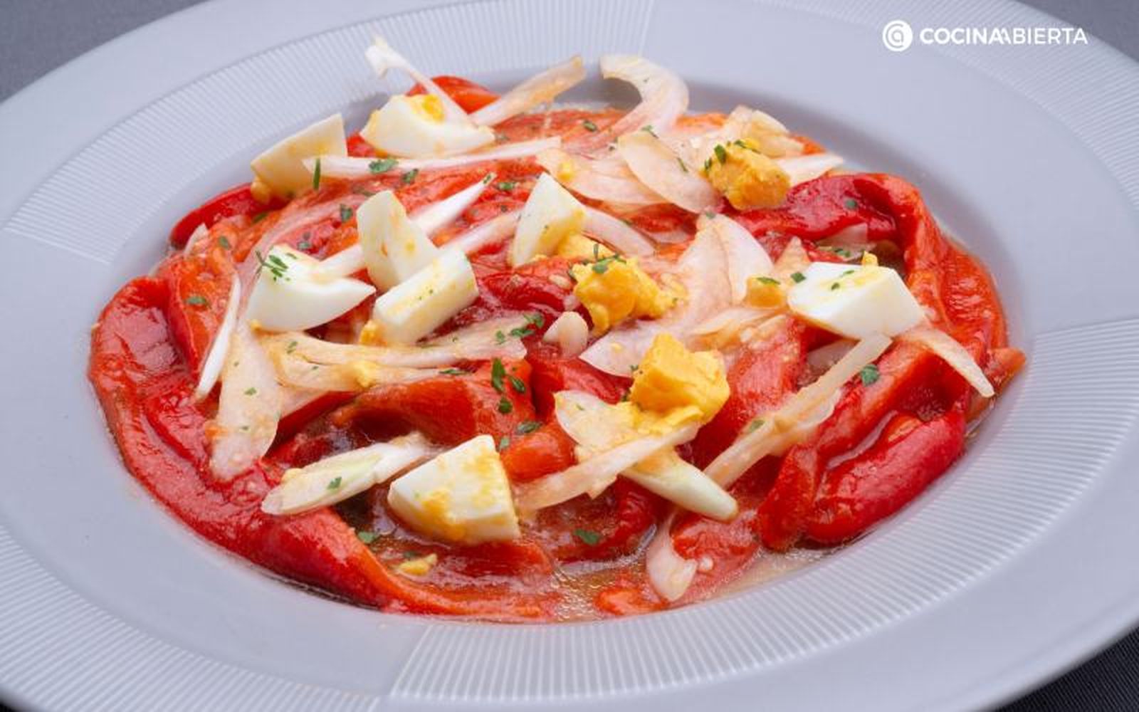 El zorongollo es una ensalada hecha a base de pimiento rojo El zorongollo es una ensalada hecha a base de pimiento rojo