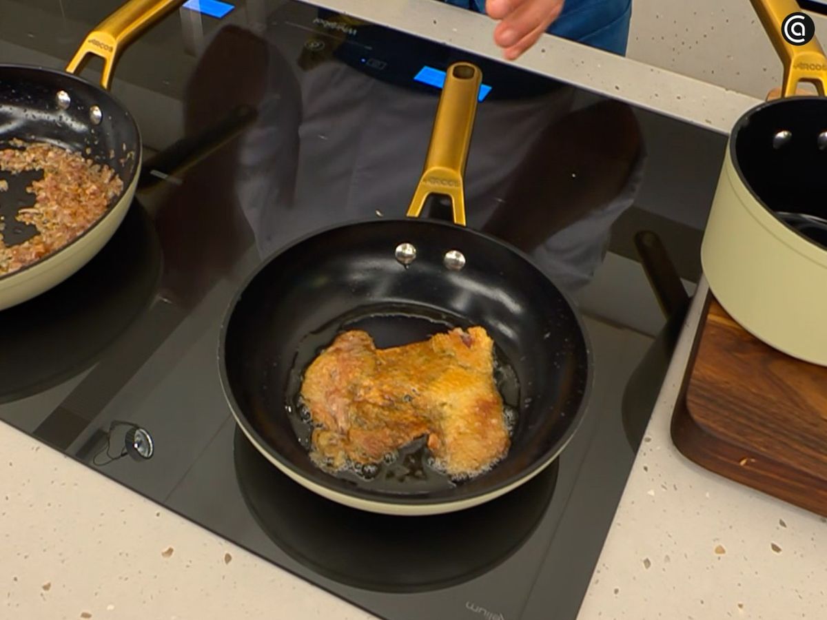 Separa la carne del pato y tuesta la piel hasta que quede crujiente