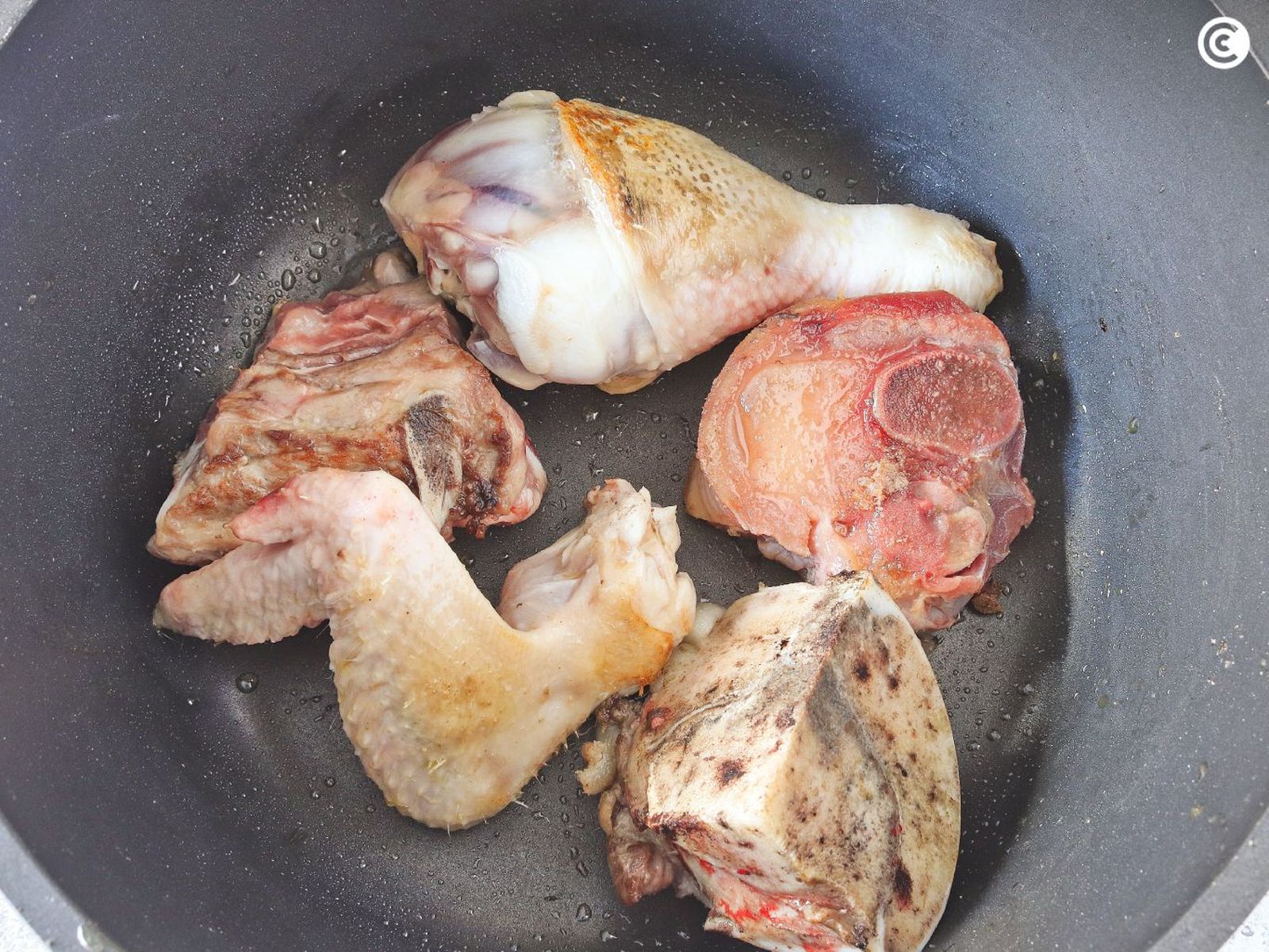 Dora la carne para hacer el consome