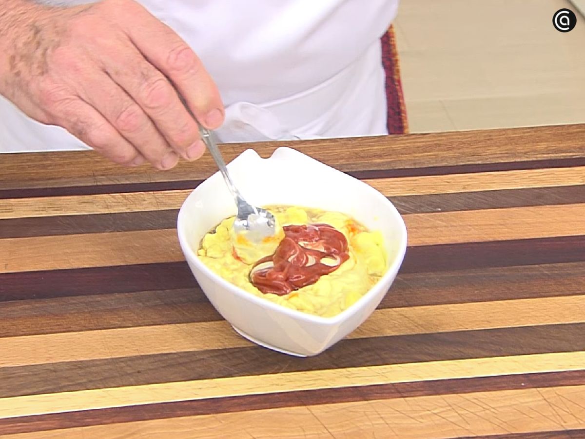 Liga bien los ingredientes y sirve la salsa rosa por encima o al lado del pastel