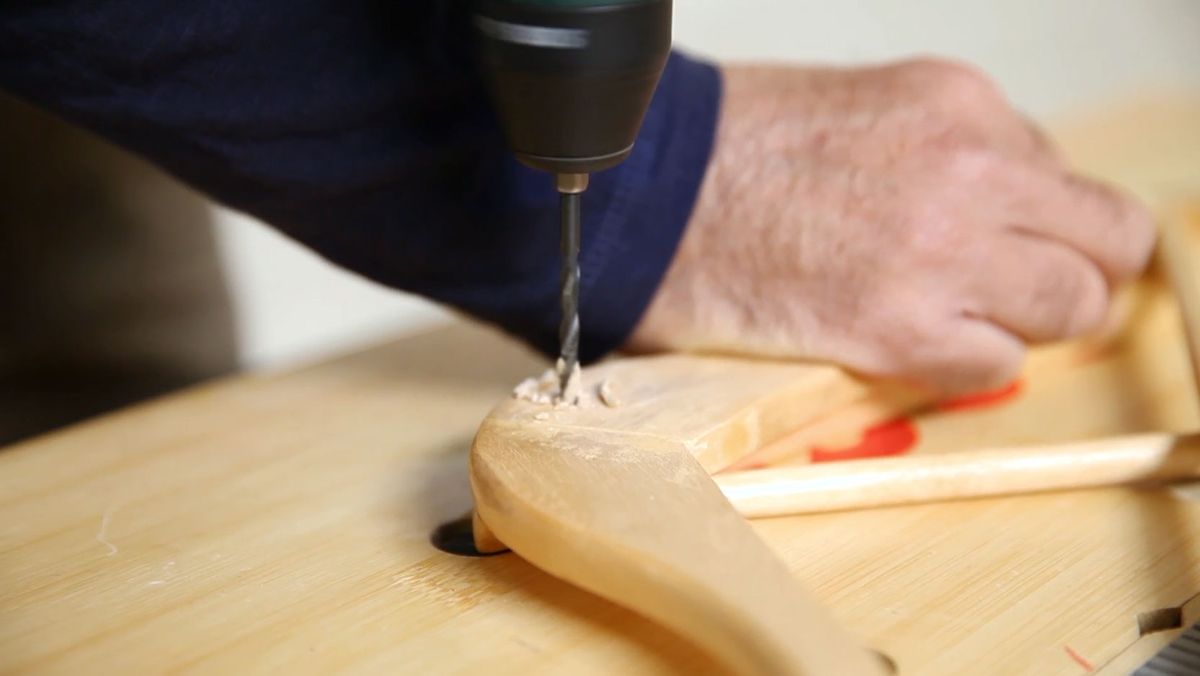 Hacer una mesita auxiliar con perchas paso 8