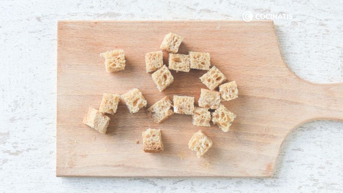 Tostamos y cortamos el pan en dados para hacer los picatostes