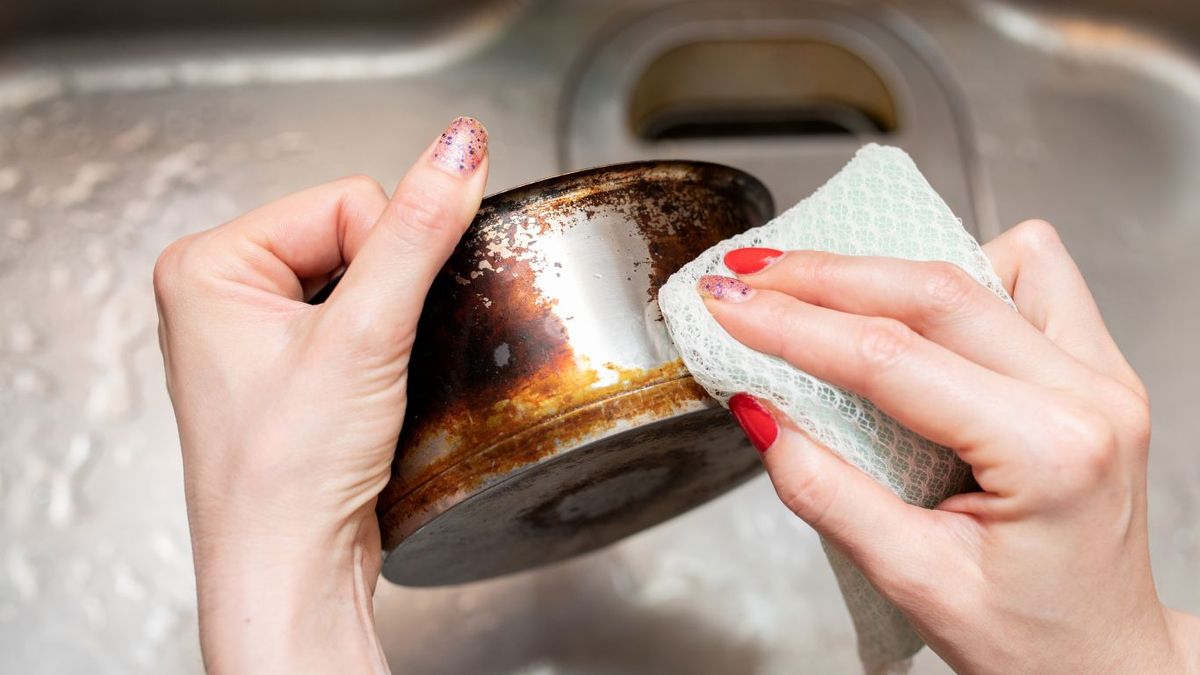 Limpiar una olla quemada por fuera