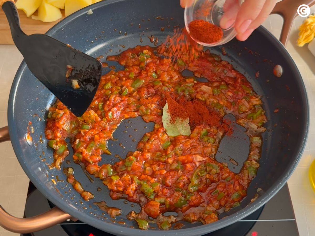 Incorpora el pimentón y la hoja de laurel a las verduras