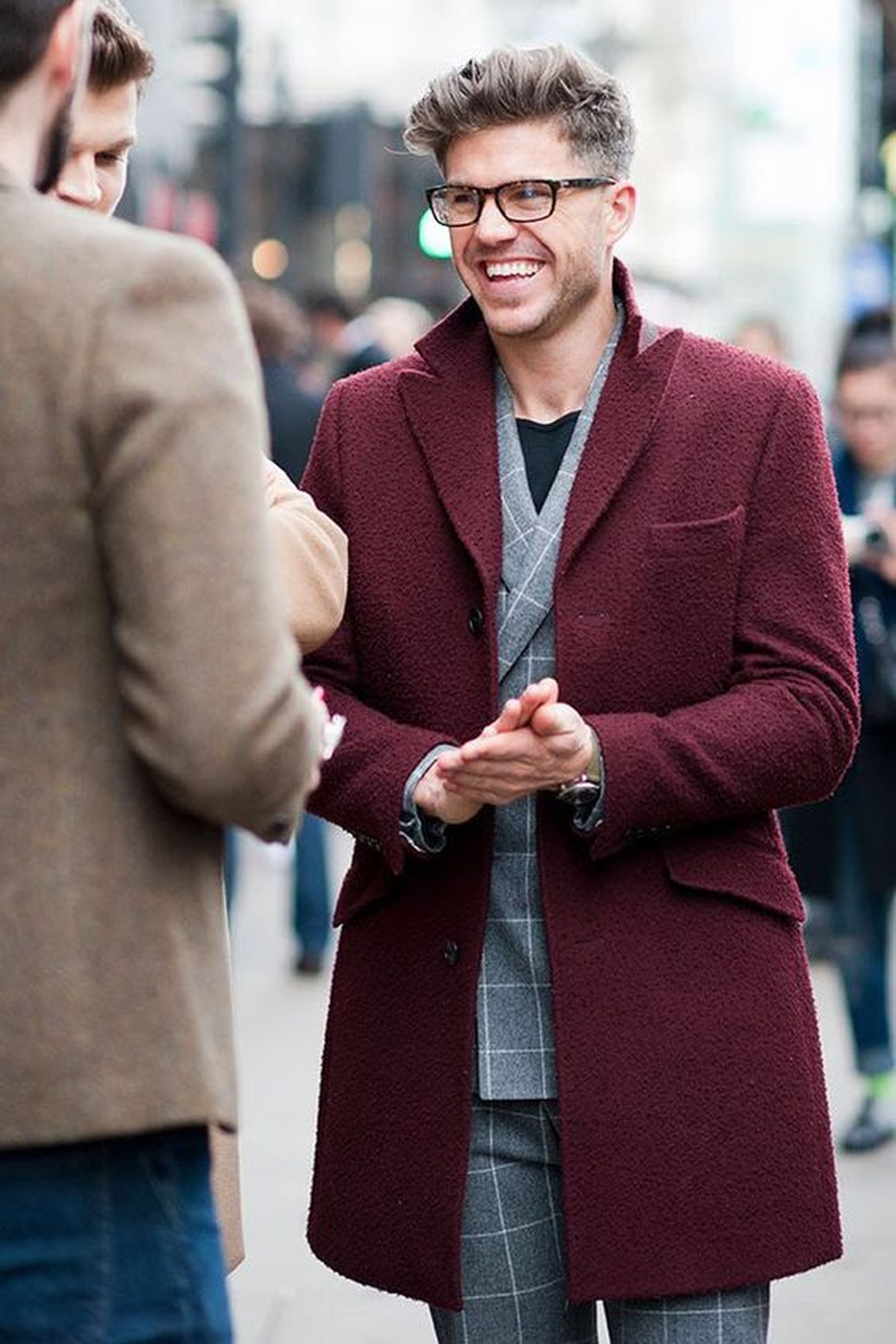 Puedes combinar un traje gris con un abrigo color burdeos Puedes combinar un traje gris con un abrigo color burdeos