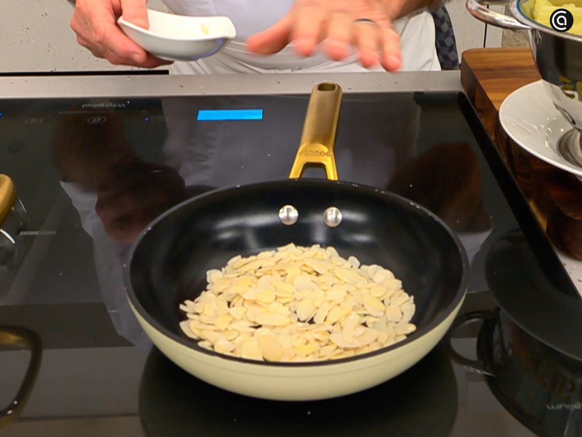 Tuesta las almendras laminadas unos minutos