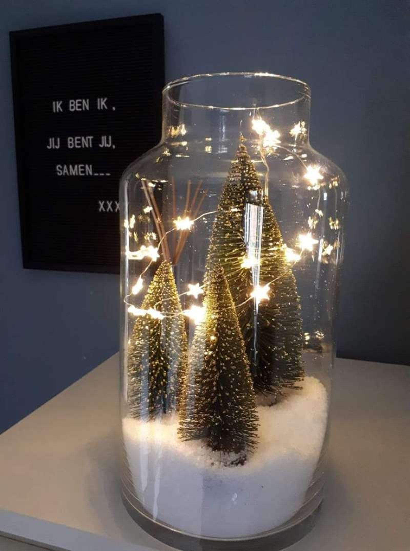 Jarrón decorado con un mini bosque de Navidad. Jarrón decorado con un mini bosque de Navidad.