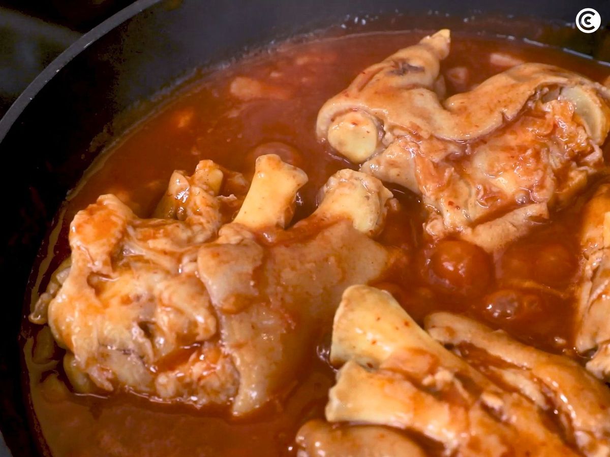 Guisar las manitas de cerdo en salsa