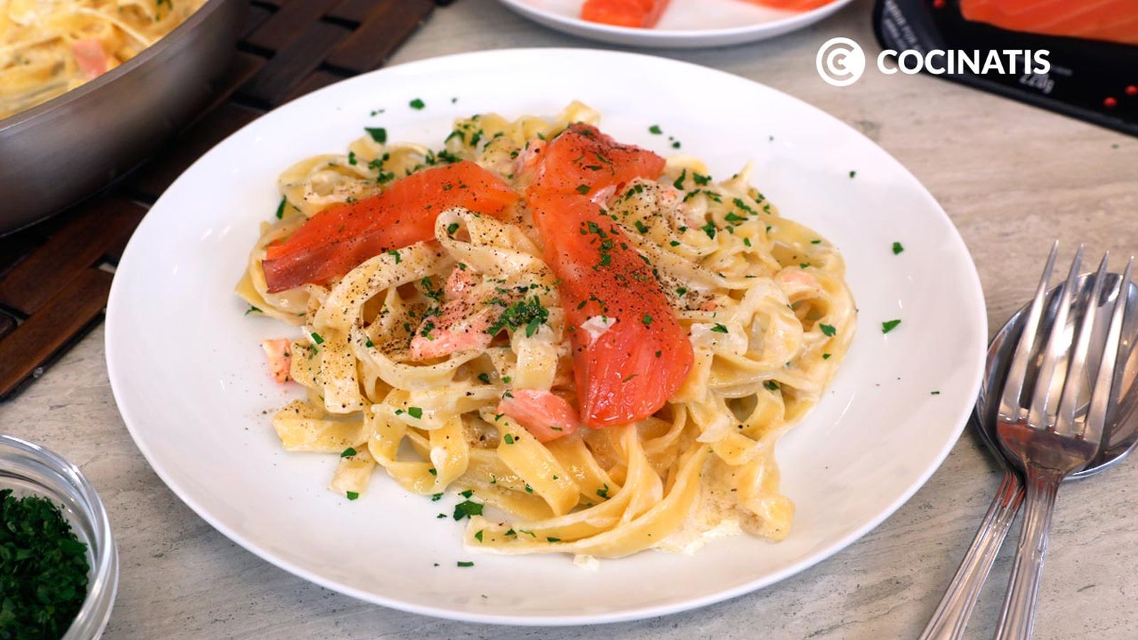 Plato de pasta con salmón ahumado Plato de pasta con salmón ahumado
