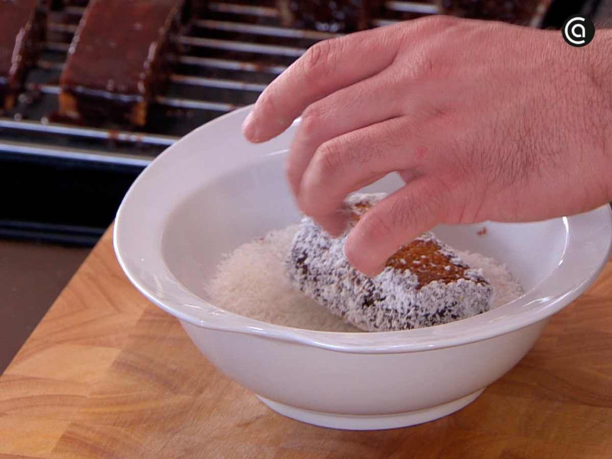 Reboza los lamingtons con coco rallado