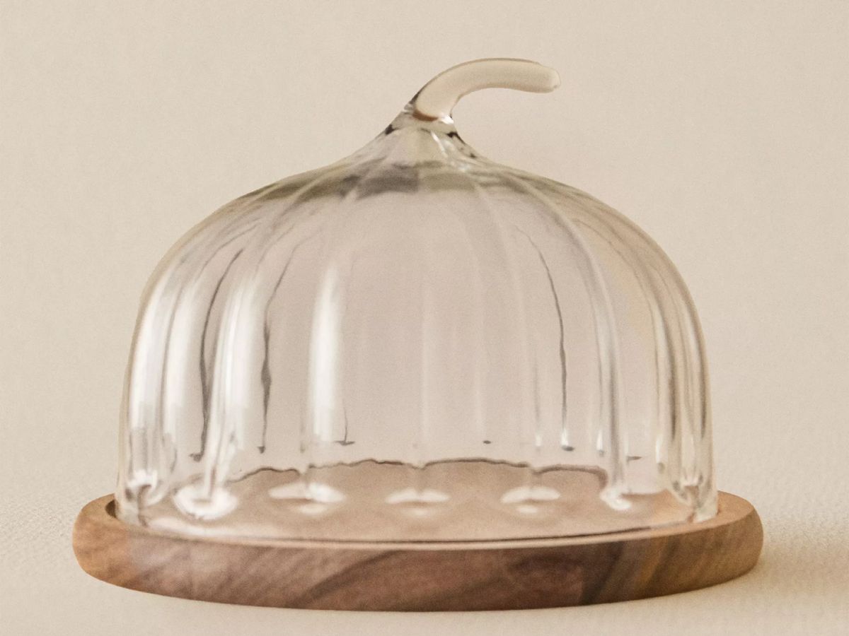 Fuente para tartas con campana de vidrio en forma de calabaza.