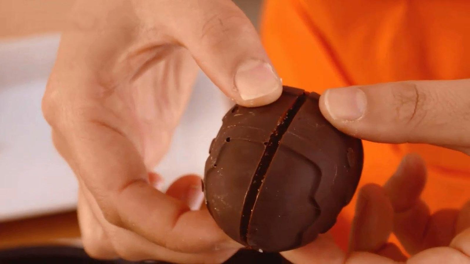 Une las dos mitades del huevo Receta de huevos de pascua de chocolate paso 4