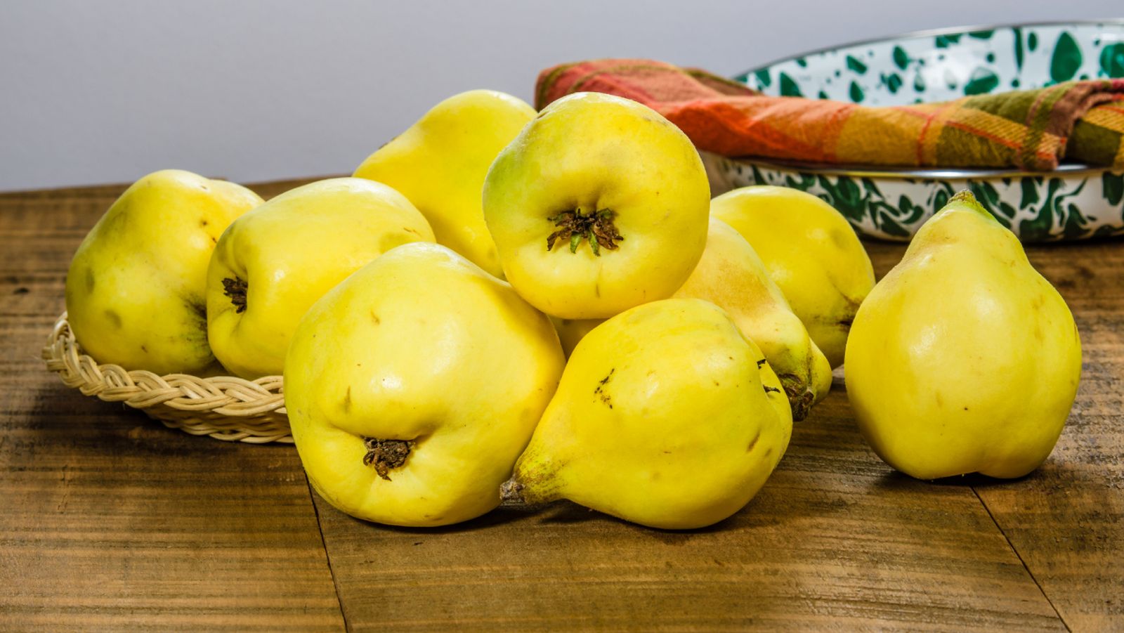Membrillos frescos, fruto de otoño que se consume únicamente tras cocción. Membrillos frescos, fruto de otoño que se consume únicamente tras cocción.