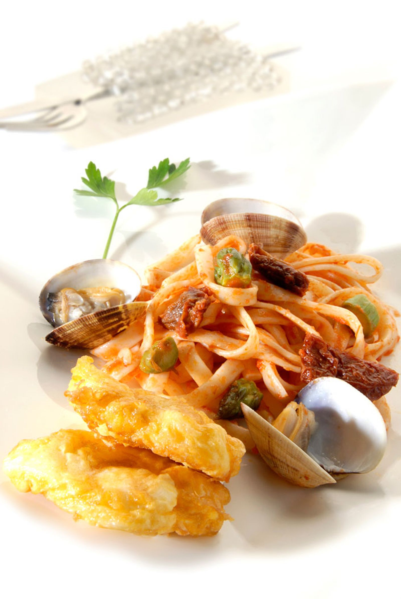 Pasta con almejas y medallones de rape