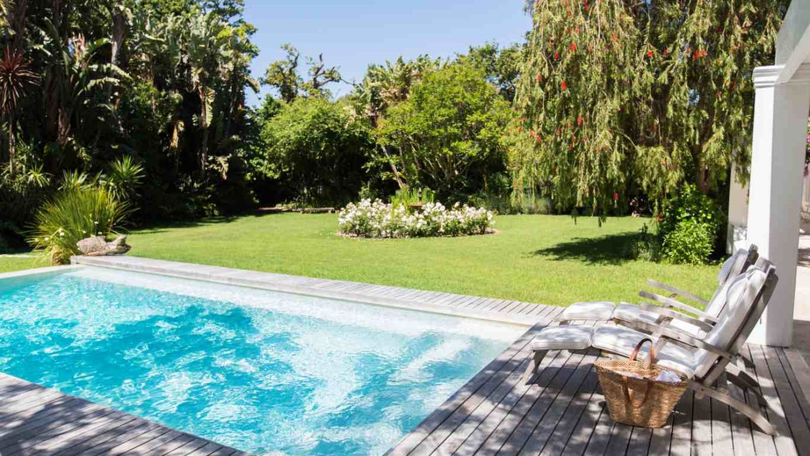 Una piscina bien cuidada puede convivir con un jardín sano.