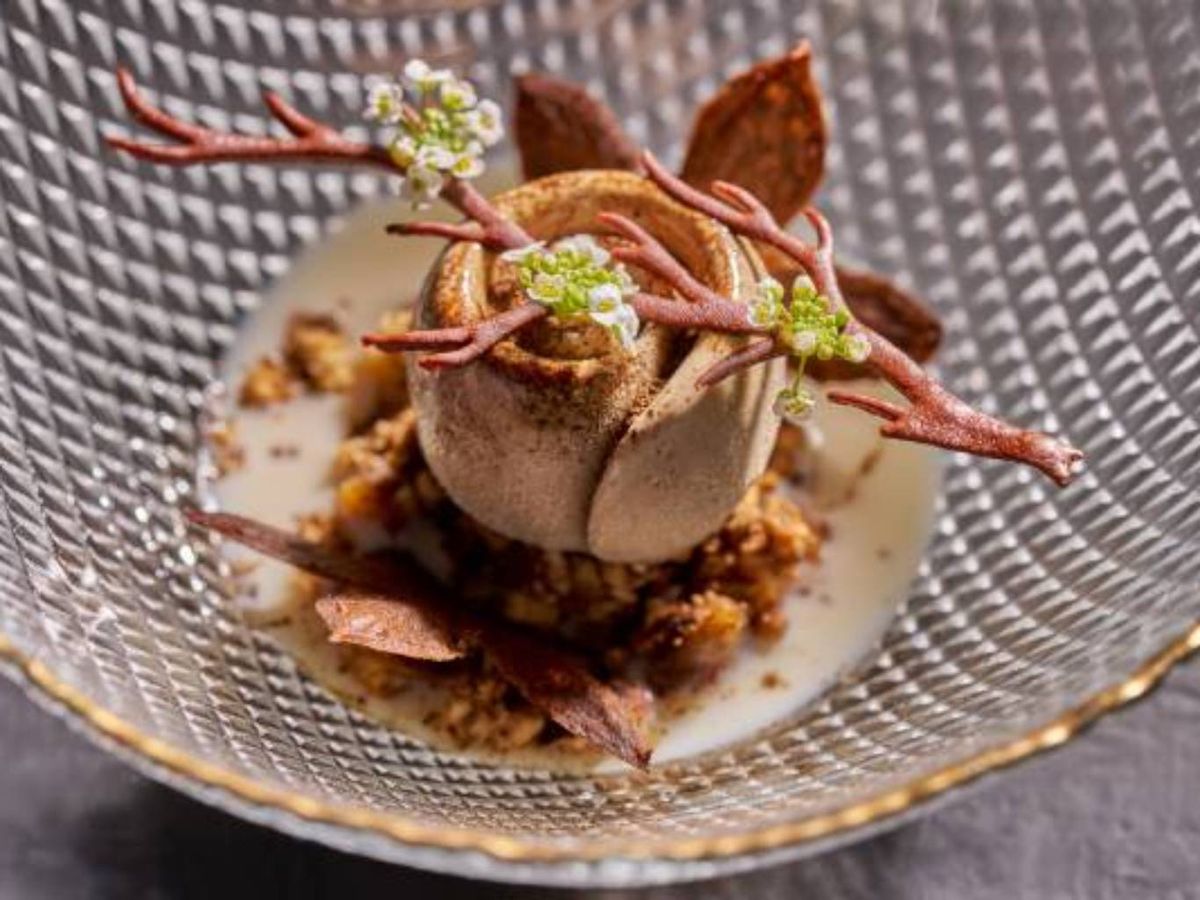 Uno de los postres creativos del menú de Maido, una cocina que fusiona Perú y Japón con una presentación impecable.