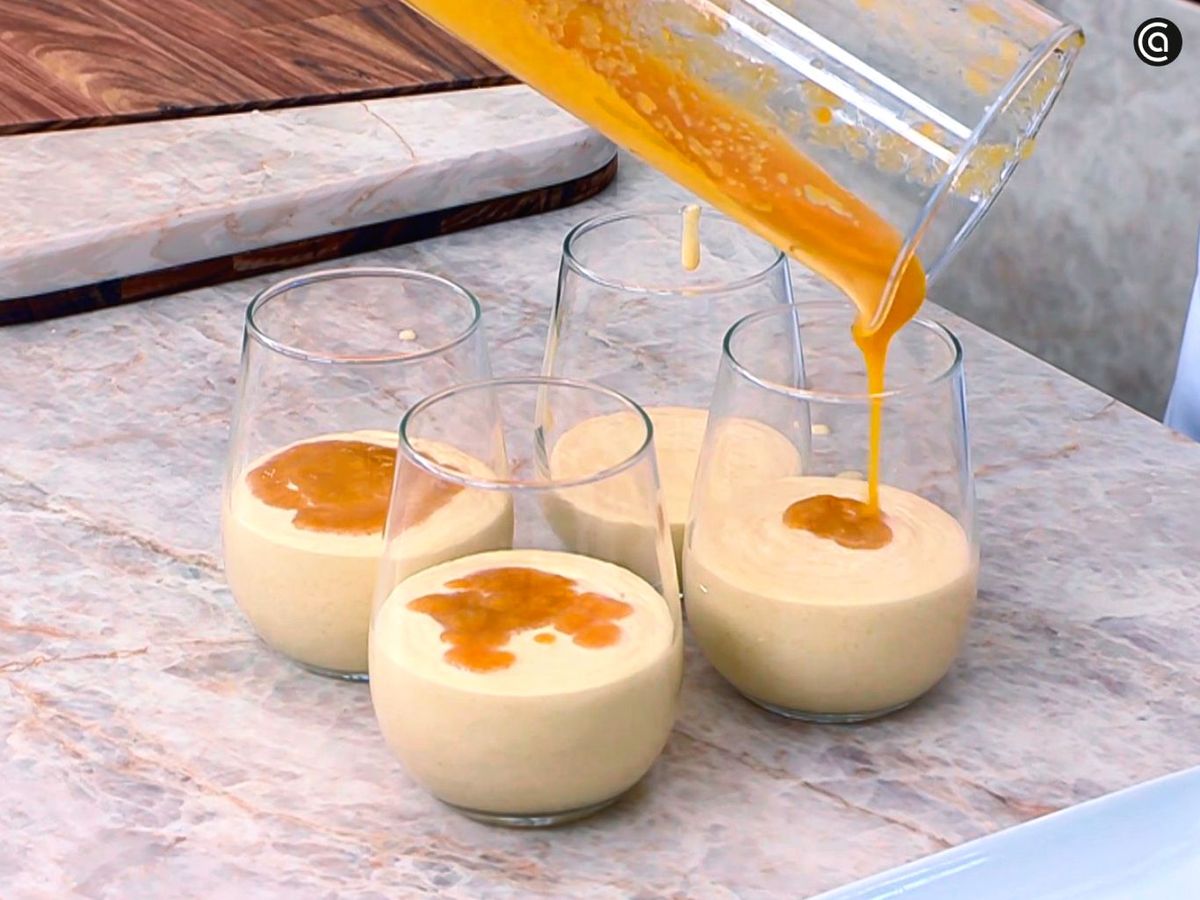 Reparte el mousse de melocotón fresco en vasitos
