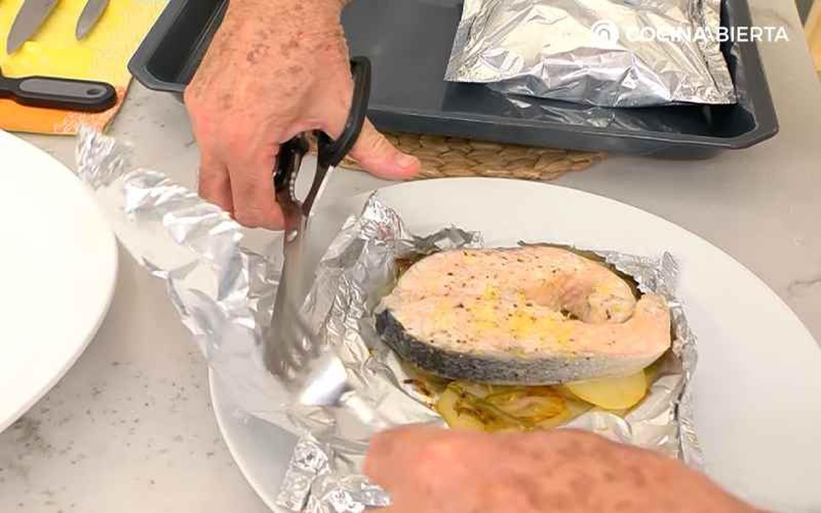 Retira el papel aluminio con una tijera Retira el papel aluminio con una tijera