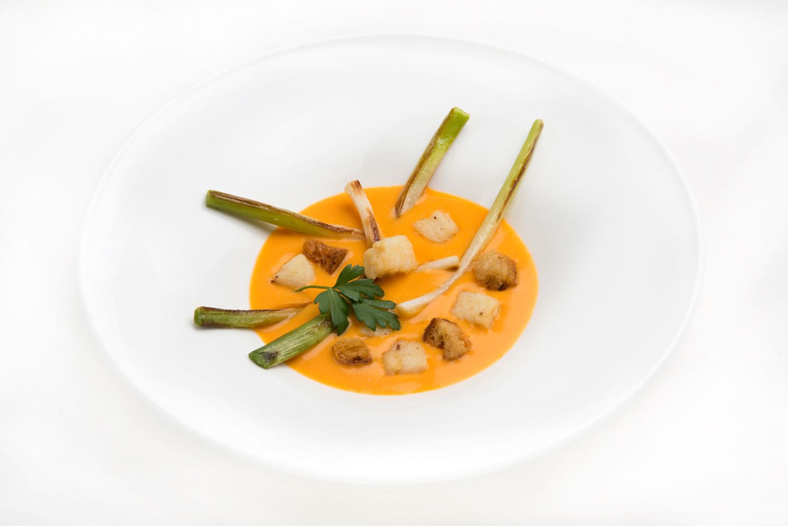 5572 1 Crema de calabaza con puerros y picatostes de pan y bacalao (957) editorial xl 5572 1 Crema de calabaza con puerros y picatostes de pan y bacalao (957) editorial xl