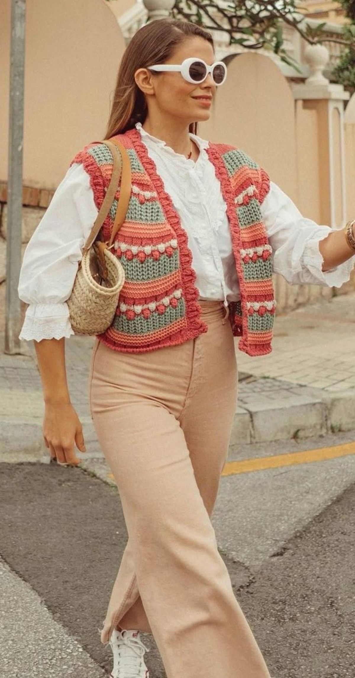 Chaleco crochet colorido con tonos tierra.