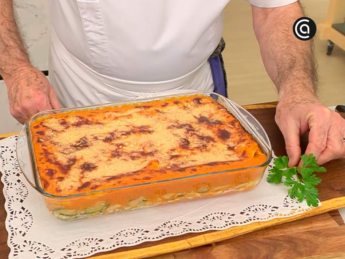 Sirve la lasaña de atún, tomate y calabacín