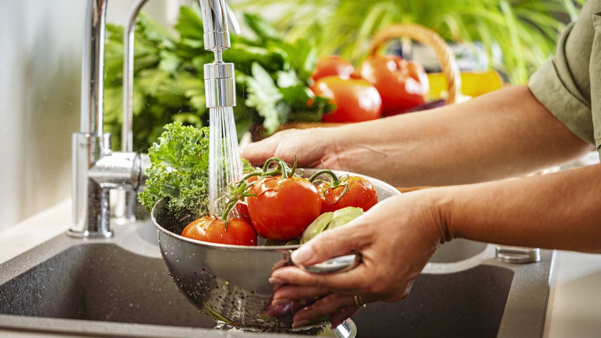 Limpiar las frutas y verduras sin dañar los alimentos es clave