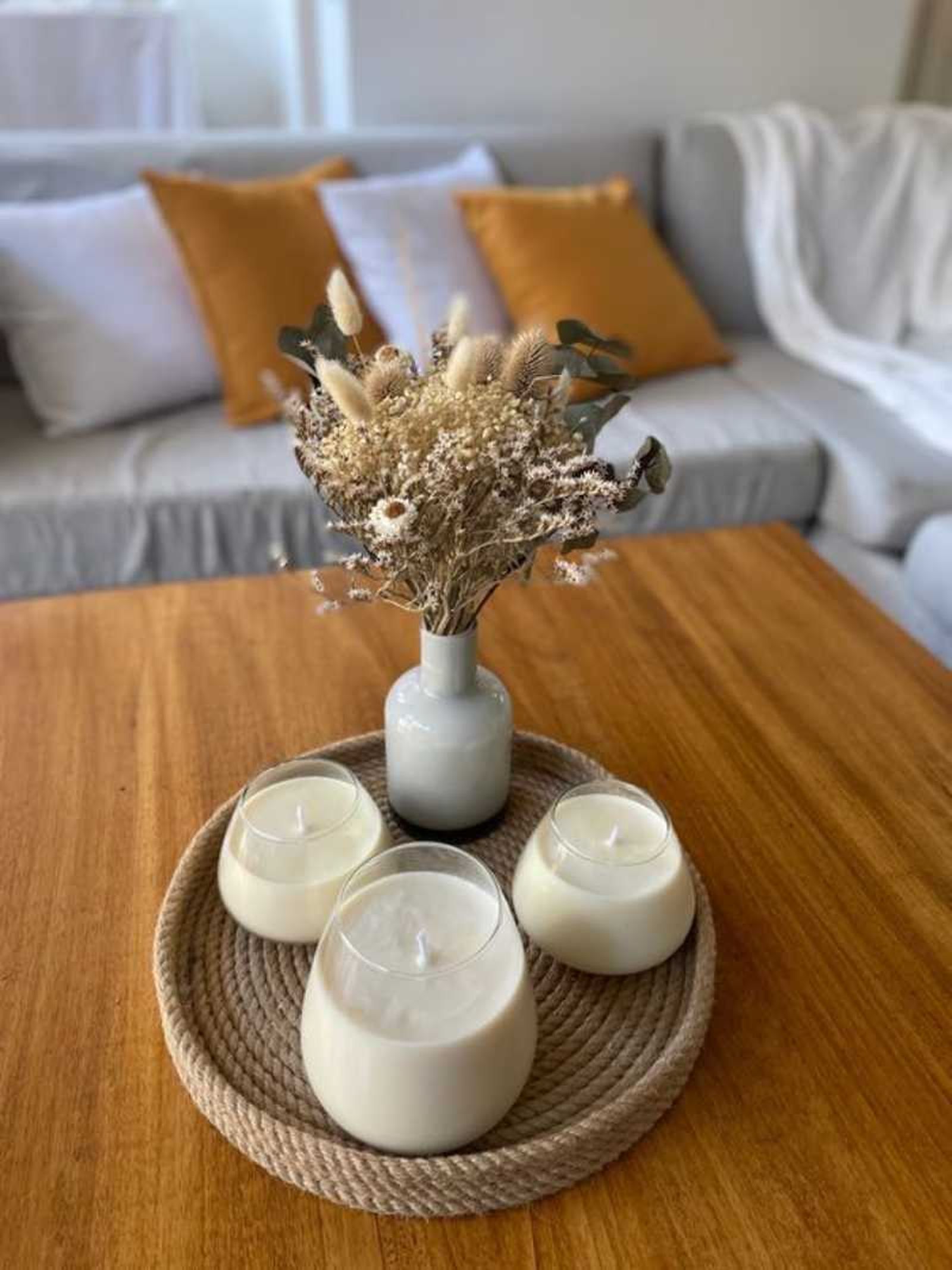 Centro de mesa con flores secas y velas perfumadas. Centro de mesa con flores secas y velas perfumadas.