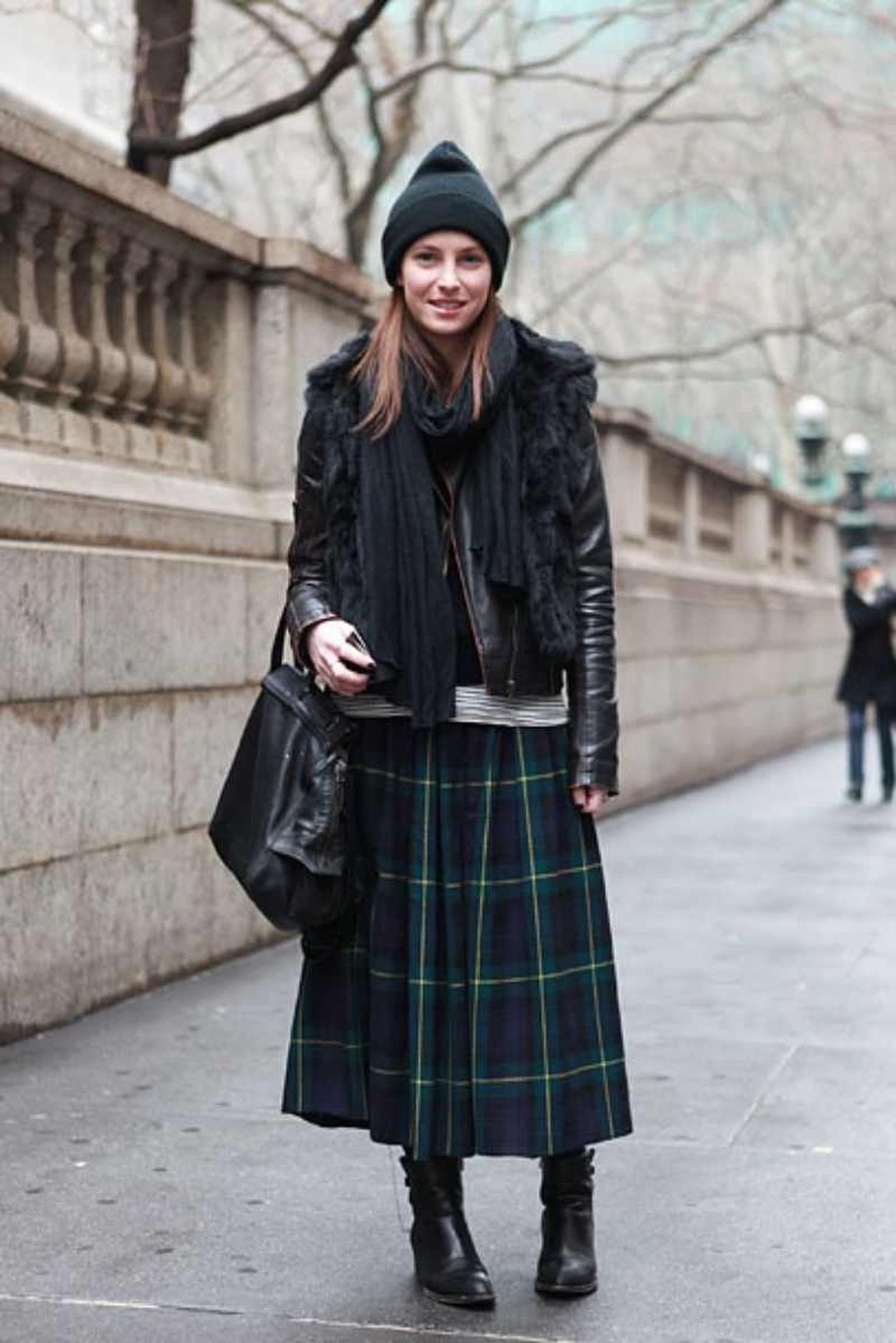 Outfit con falda escocesa y chaqueta de cuero negra Outfit con falda escocesa y chaqueta de cuero negra