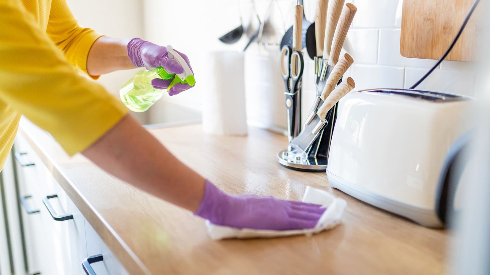 como eliminar las manchas de grasa de la cocina armarios y encimeras