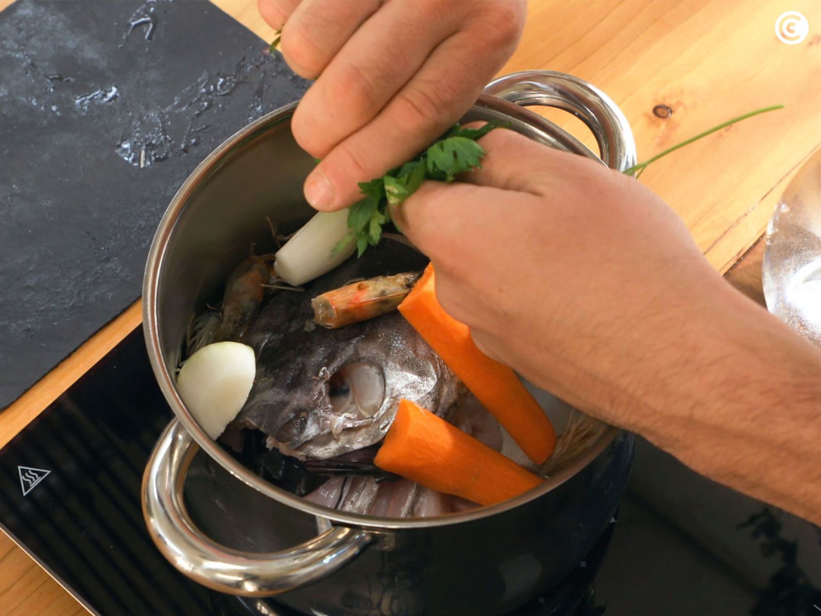Preparar el caldo para la sopa de pescado