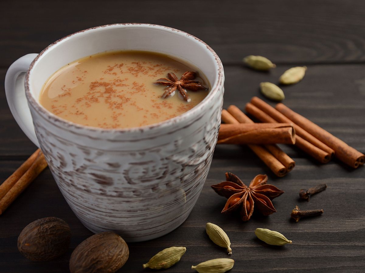 En muchas cocinas del mundo, como la india, el tostado previo de la canela forma parte del proceso, como en este chai masala.