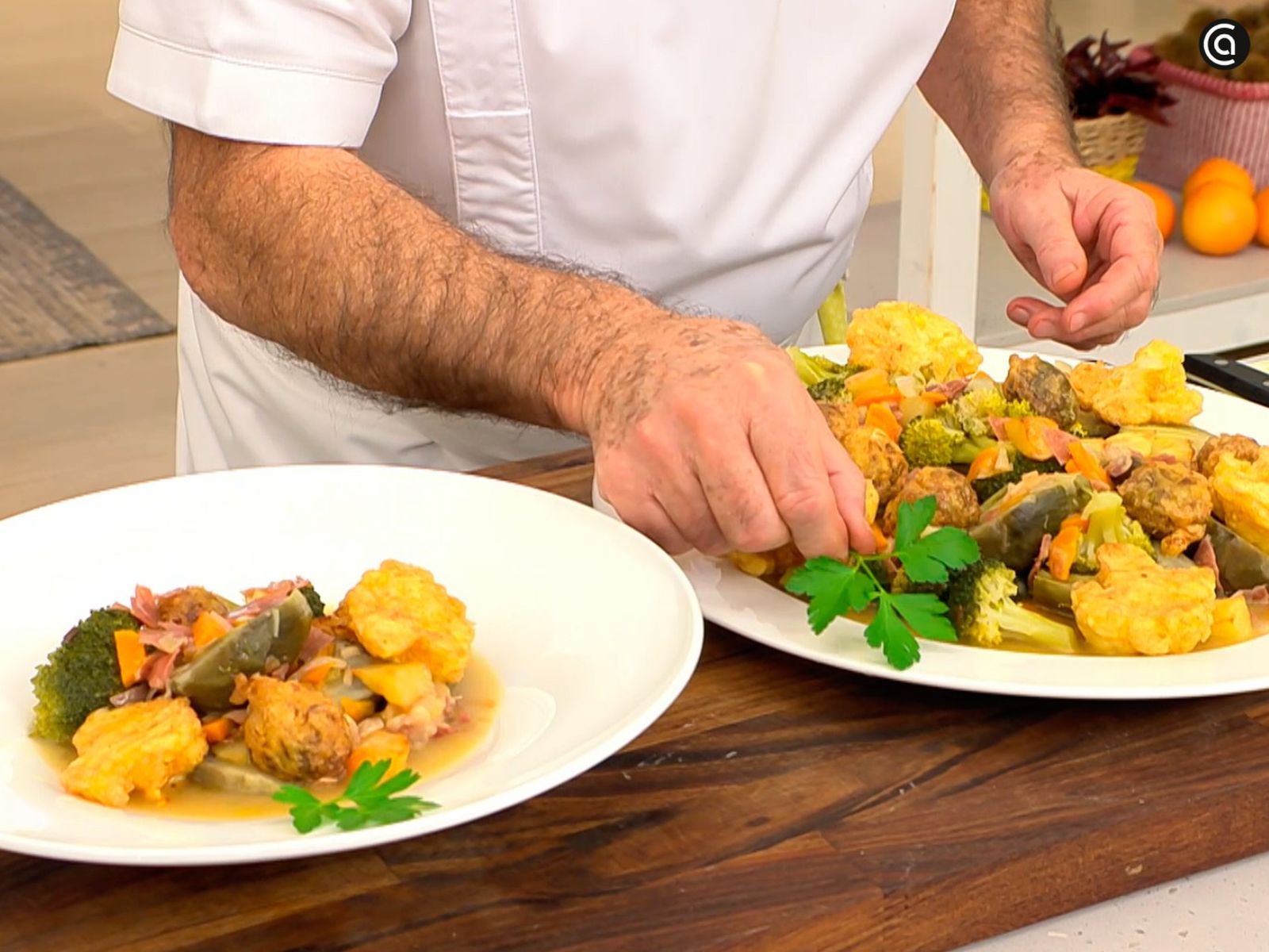 Coloca la menestra en el plato y acompáñala con las verduras rebozadas