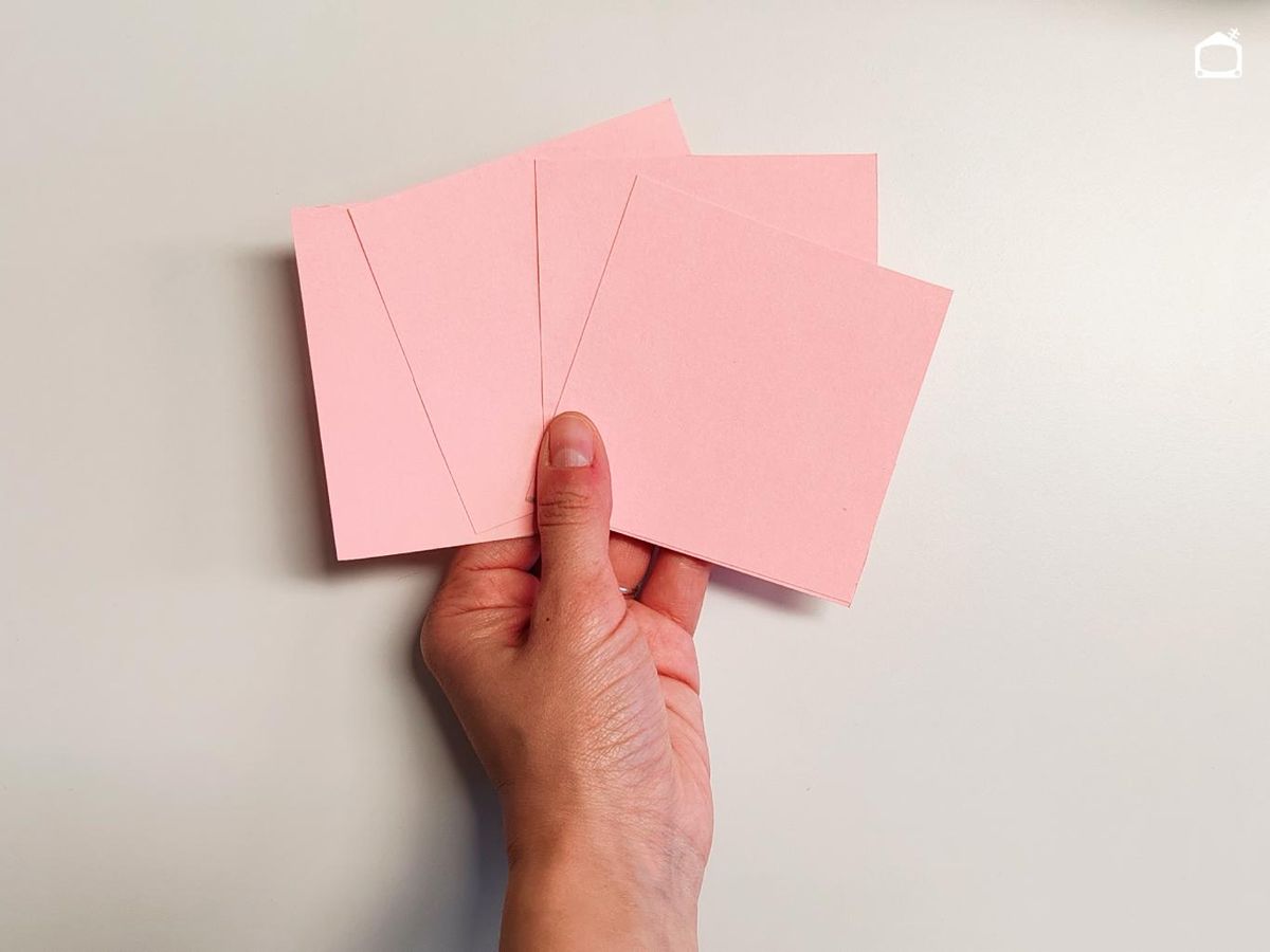 Primer paso para hacer rosas de papel.