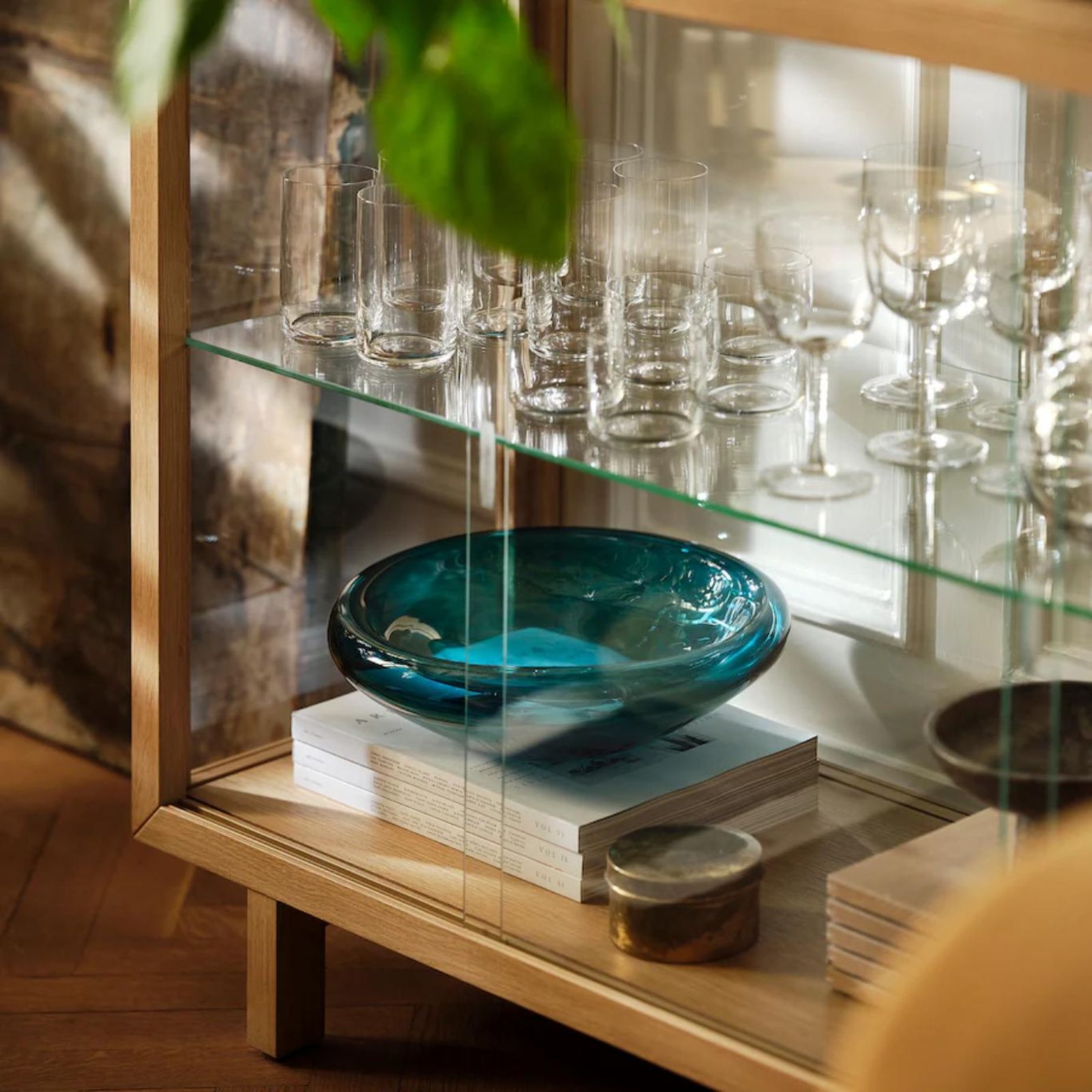 Cuenco azul turquesa y vitrina de la colección STOCKHOLM 2025. Cuenco azul turquesa y vitrina de la colección STOCKHOLM 2025.