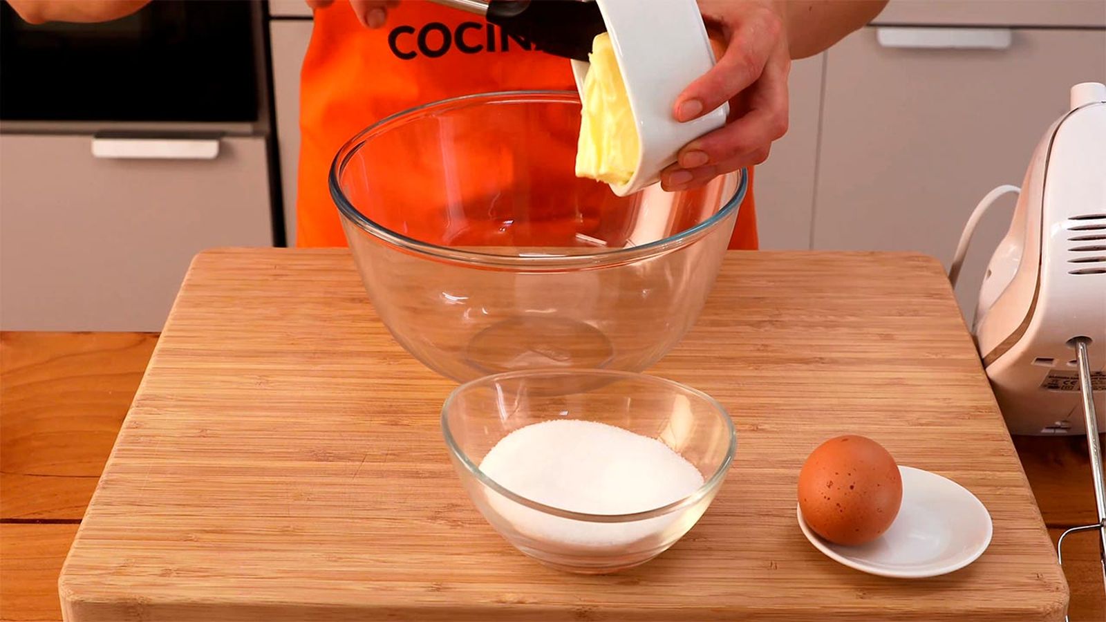 Añade la mantequilla a un bol Tarta de ciruelas, un postre fácil al horno paso 3